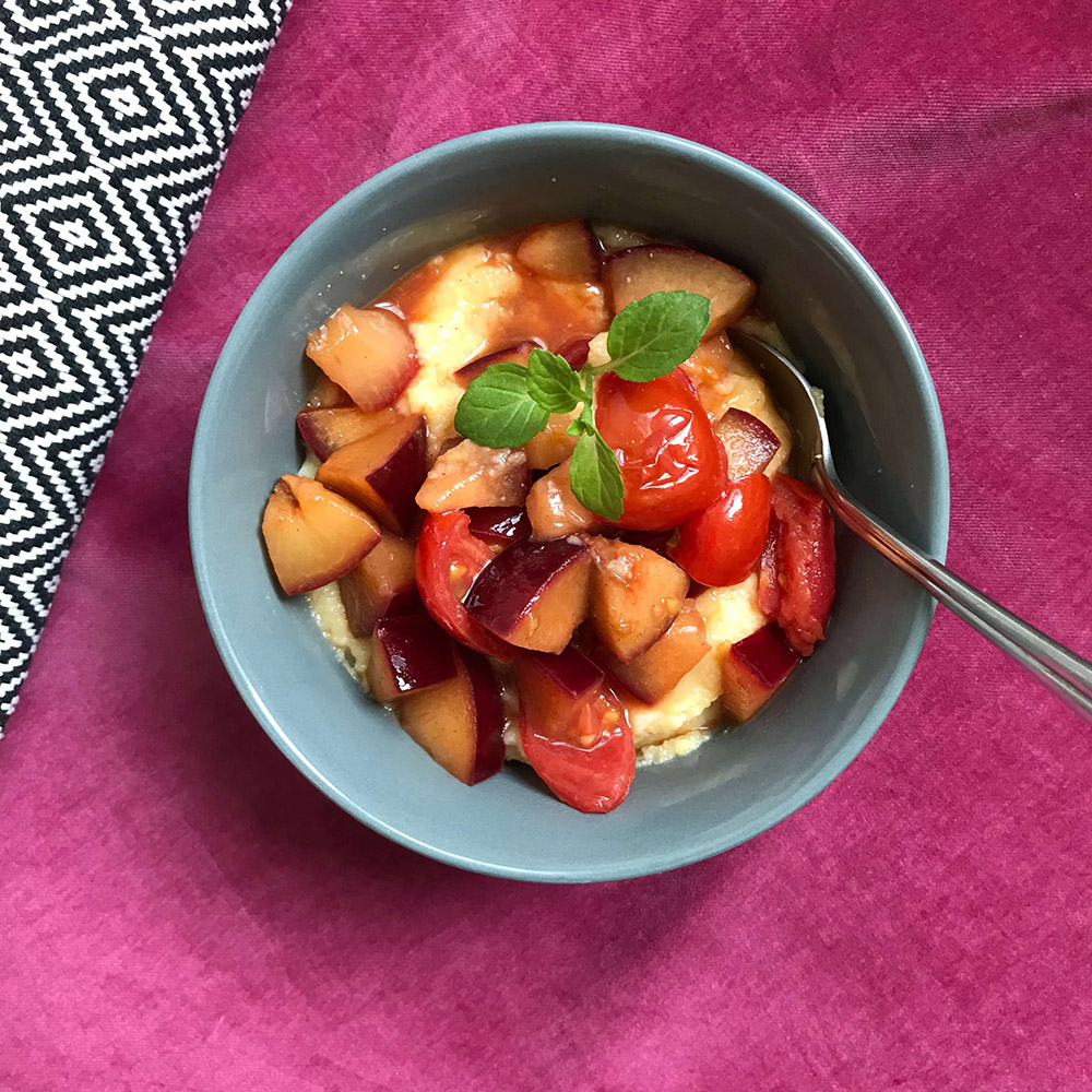 Polenta mit Pflaumen-Kirschtomaten-Chutney